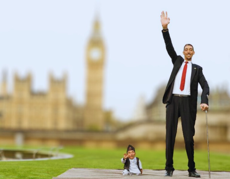 L'homme le plus petit du monde pose ici aux côtés de l'homme le plus grand à Londres en 2014
